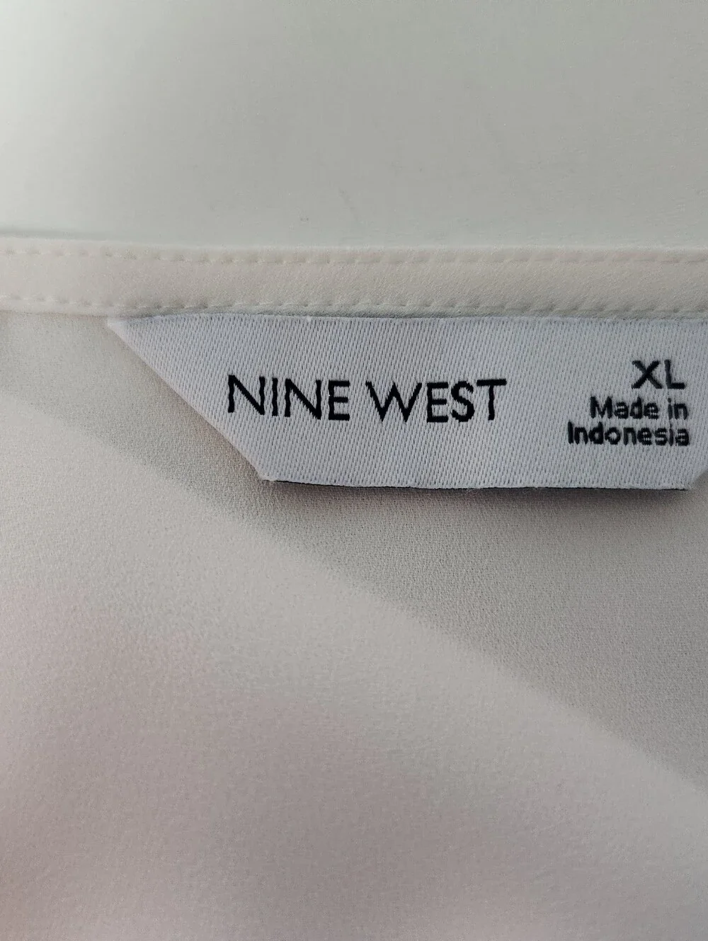 Nine West Cream V-Neck Sleeveless Camisole